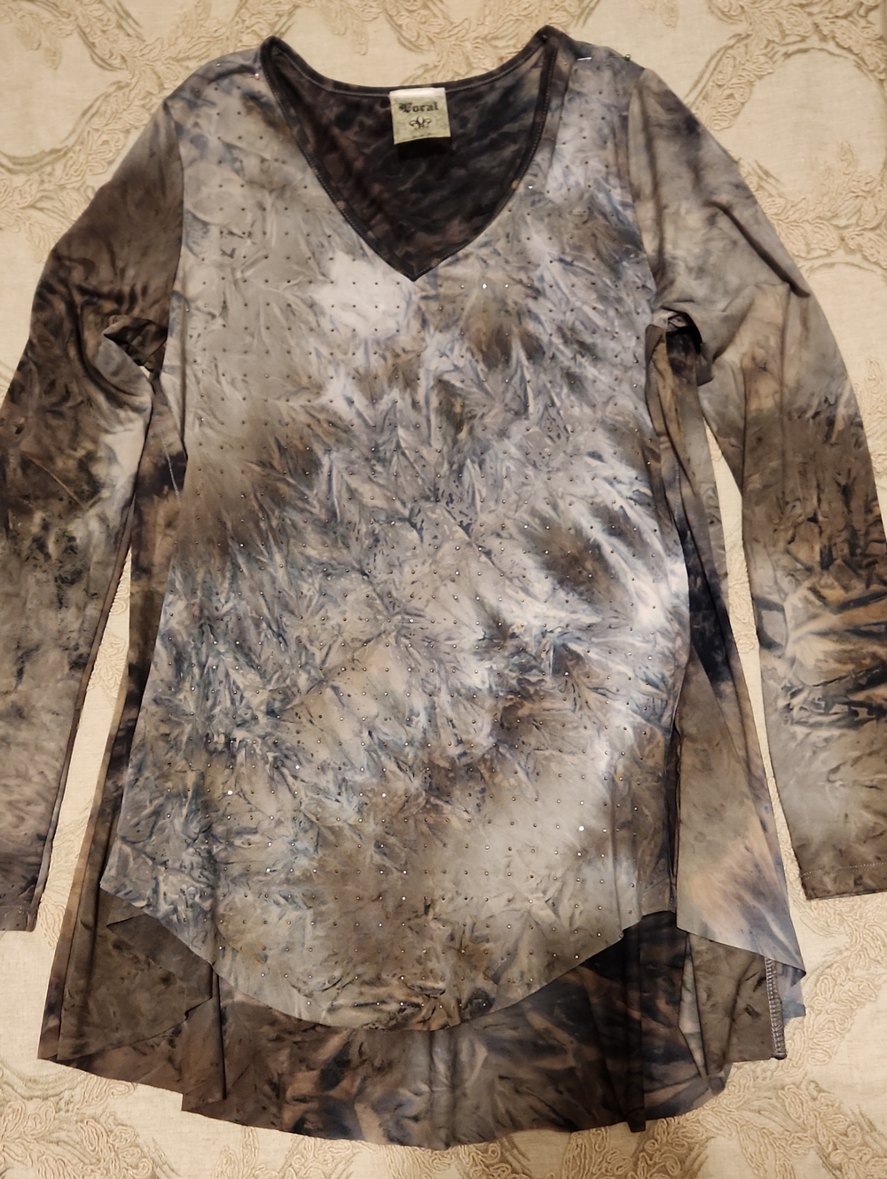 Vocal Long Sleeve V-Neck Tie-Dye Top in Gray and Brownsz L